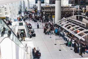 Una intensa tormenta invernal descarga nieve sobre Nueva York, causando un caos aéreo masivo con miles de retrasos y cientos de cancelaciones de vuelos.