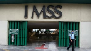 La Secretaría Anticorrupción impuso una multa e inhabilitación a un proveedor del IMSS por proporcionar información falsa durante un contrato de prótesis.