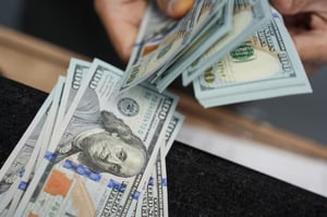 El dólar enfrenta una fuerte caída semanal mientras los bonos avanzan. Todo depende de los próximos datos económicos de EE.UU.  El principal indicador