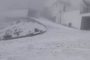 La primera nevada en el Cofre de Perote provocó un marcado descenso de temperatura, mientras autoridades alertan por lluvias intensas y efectos del próximo