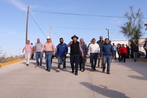 Vecinos de la colonia Infonavit ahora cuentan con calle pavimentada, mejorando movilidad y seguridad gracias a la inversión municipal.  Como parte