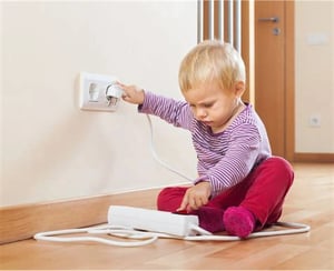 Durante las vacaciones escolares, los niños permanecen más tiempo en casa, mientras que muchos adultos continúan con sus actividades laborales,