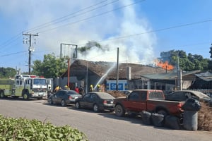 Un ataque con drones cargados con explosivos provocó un incendio en un almacén municipal de Escuinapa, Sinaloa, sin personas lesionadas, confirmó