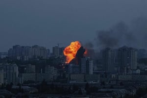 Potentes explosiones sacudieron Kiev la madrugada de este sábado, mientras autoridades ucranianas alertan sobre un ataque masivo ruso y activan