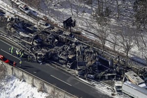 Un choque en cadena durante una fuerte nevada causa dos muertos y 26 heridos en una transitada autopista japonesa, en pleno inicio de vacaciones.  Un choque