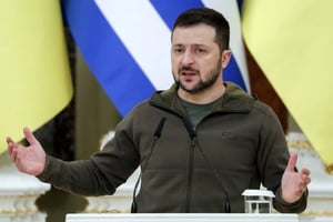 El presidente Zelensky denuncia que Rusia responde con misiles Kinzhal y drones Shahed a los llamados de paz, tras un masivo ataque que dejó un muerto