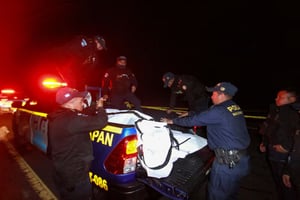 Un autobús que cubría la ruta Ciudad de Guatemala-San Marcos cayó 75 metros a un barranco en Totonicapán, dejando 15 muertos y 19 heridos.  Al menos