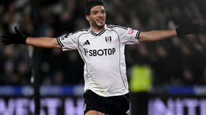    El delantero mexicano fue decisivo otra vez. Con un gol en la etapa final, le dio a Fulham una victoria clave en el derbi londinense.  Raúl Jiménez anotó