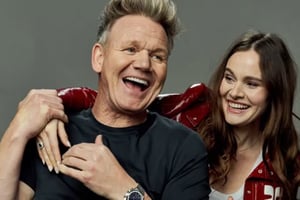 Holly Ramsay, hija del chef Gordon Ramsay, contrajo matrimonio con el nadador olímpico Adam Peaty en una ceremonia celebrada en el Reino Unido, acompañada