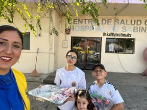 Aurora I, Reina Distrital de Cachorros, entregó ropa, cobijas y comida caliente a familias vulnerables y pacientes del Centro de Salud en Sabinas.  Solidaridad