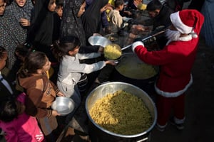 El Gobierno de Gaza acusa a Israel de someter al enclave a una 'muerte lenta' al permitir solo el 41% de la ayuda humanitaria necesaria durante los 80 días