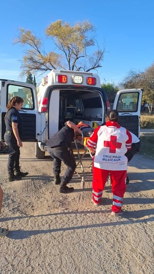 Lucía sufrió un desmayo durante un ataque de su expareja en Múzquiz; paramédicos atendieron a ella y a su nieta embarazada mientras el agresor logró escapar.
