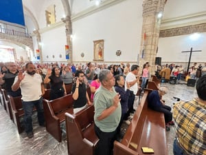 Durante su homilía, el sacerdote expuso que el nacimiento de Jesús en el seno de una familia revela la grandeza de esta institución, recordando que no existen