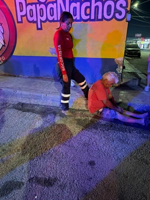 Un hombre bajo efectos del alcohol cayó de su propia altura en un cruce de Monclova, sufriendo contusiones leves que requirieron la atención