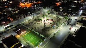 La plaza de la colonia Independencia en Nueva Rosita fue completamente renovada, destacando la instalación de luminarias LED que mejoran la seguridad