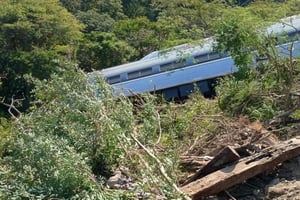El Tren Transístmico de pasajeros descarriló este domingo cerca de la comunidad de Nizanda, Oaxaca, movilizando a cuerpos de emergencia