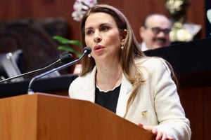 La senadora priista Carolina Viggiano señaló que en México asesinan a 10 mujeres diariamente, pero solo un caso recibe sentencia, exigiendo políticas reales