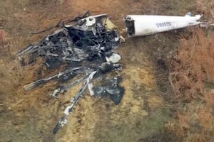 Dos helicópteros colisionaron en pleno vuelo sobre el Aeropuerto Municipal de Hammonton, Nueva Jersey, dejando un piloto muerto y otro gravemente herido.