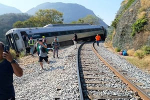 La Secretaría de Marina elevó a 20 el número de personas lesionadas tras el descarrilamiento del Tren Interoceánico en Oaxaca, donde se realiza un operativo