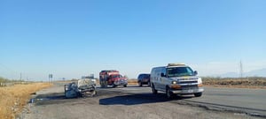 Bomberos y socorristas llegan en su Auxilio.  Escobedo, Coahuila.— La tarde de este domingo se registró el incendio de un vehículo que circulaba sobre