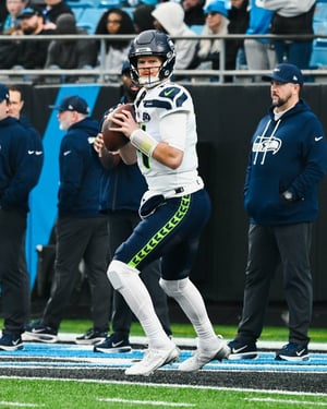    Los Seahawks (13-3) superaron a los Panthers (8-8) en un partido donde su defensa fue determinante para una victoria clave en la Conferencia Nacional.   Con