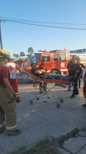 Destroza Mustang  Monclova, Coahuila.— Un aparatoso accidente se registró la tarde de este día sobre el bulevar Juárez, luego de que un automóvil Mustang,