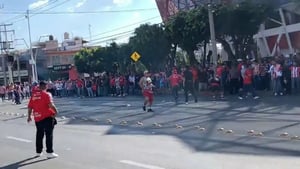    Un enfrentamiento entre barras opuestas previo al partido amistoso entre Chivas e Irapuato obligó a la intervención policial.  Un altercado violento entre