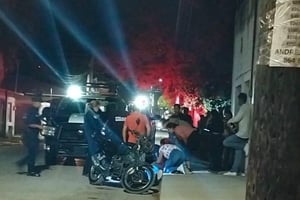 Un motociclista de 28 años sufrió una caída luego de presentar un presunto infarto mientras circulaba por calles de la zona centro de Múzquiz, lo que generó