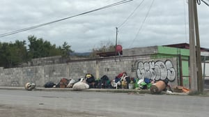 Una habitante explicó que el problema se localiza en la calle 11 con 32, donde desde hace varios días comenzó a aparecer basura y que recientemente