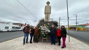 Asociación carrancista conmemora natalicio de Venustiano Carranza y refuerza acciones para recuperar presencia nacional.  Con la colocación de una ofrenda