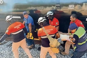 La Secretaría de Marina confirmó que el descarrilamiento del Tren Interoceánico en Oaxaca deja 13 fallecidos y al menos 34 personas hospitalizadas, mientras