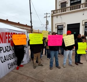 Vecinos y trabajadores se reúnen frente al ayuntamiento de Sabinas para expresar su inconformidad por la paralización de una obra en construcción.  Inició