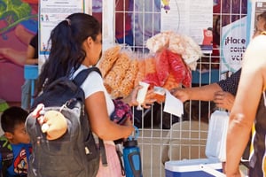 La SEP informó que obtuvo 26 sentencias favorables en 2025 contra empresas que buscaban vender comida chatarra en escuelas, y que el 86% de los planteles