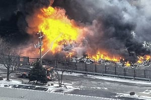 Un incendio en un depósito de chatarra del lado oeste de Chicago generó una gran columna de humo negro y movilizó a los bomberos, sin reporte de víctimas.