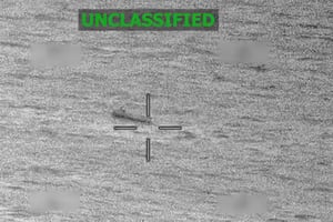 Estados Unidos atacó una supuesta narcolancha en el Pacífico, matando a dos personas, y Donald Trump anunció un ataque a un muelle usado para cargar drogas,