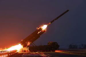 Kim Jong-un recorrió una fábrica de nuevos lanzamisiles múltiples en Corea del Norte y alabó su capacidad para 'aniquilar al enemigo', un día después de probar