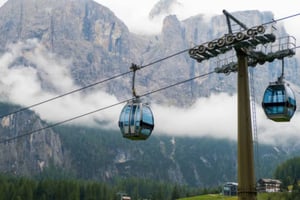 Un incidente en un teleférico del Monte Moro dejó cerca de 100 personas atrapadas en los Alpes italianos; seis resultaron lesionadas y fueron evacuadas