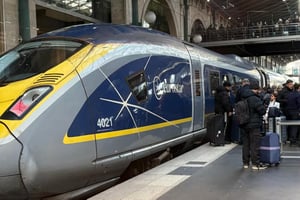 Un incidente técnico en el túnel bajo el canal de la Mancha obligó a Eurostar a suspender trenes entre Londres y varias capitales europeas este martes.
