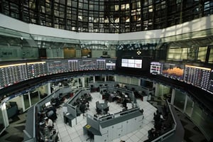 Las bolsas de valores de México avanzan de forma moderada, cerca de máximos históricos, mientras inversionistas esperan señales clave de la Reserva