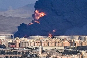 Arabia Saudita bombardeó la ciudad portuaria de Mukalla, en Yemen, tras detectar un presunto embarque de armas, mientras autoridades locales decretaron estado