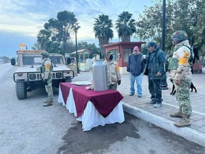 En respuesta a las bajas temperaturas en Piedras Negras, personal de la Guardia Nacional y el Ejército Mexicano implementó acciones preventivas del Plan