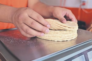 A partir del 1 de enero de 2026, California exigirá ácido fólico en tortillas y productos de masa de maíz para reducir defectos congénitos. 