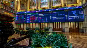 Las bolsas europeas cerraron con nuevos máximos históricos, apoyadas por bancos y materias primas, en una jornada de bajo volumen por las operaciones