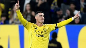    El Al Nassr, líder invicto, vio frenada su racha perfecta en la Saudi Pro League tras un agitado empate 2-2 contra el Al Ettifaq.  Cristiano Ronaldo anotó