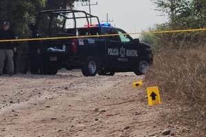 Dos hombres fueron hallados sin vida, atados y con huellas de tortura, en un camino rural entre comunidades de Navolato, Sinaloa.  Dos hombres jóvenes fueron