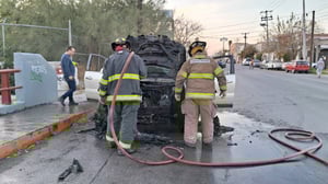 Un automóvil fue consumido por las llamas en un puente del arroyo Frontera, movilizando a bomberos. Afortunadamente, no se reportan heridos.  Un vehículo