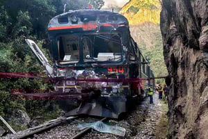 La circulación ferroviaria a Machu Picchu se reanudó tras un choque frontal que dejó un muerto y al menos 30 heridos en Cusco, Perú.  En Cusco, Perú,