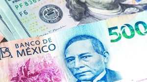 El peso mexicano avanza frente al dólar en la última jornada del año, con bajo volumen y pocos datos, perfilándose para cerrar 2025 como histórico.  El peso