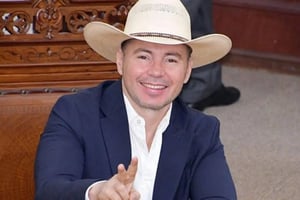 El diputado Tony Flores fue captado agrediendo verbalmente a una reportera en Sabinas, Coahuila, mientras realizaba una entrevista, hecho que generó críticas