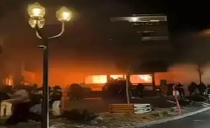 Tres ciudadanos italianos gravemente heridos en el incendio de un bar en Suiza fueron trasladados a Milán, mientras continúa la atención internacional